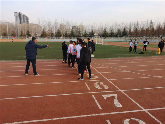 高一年级学生接力比赛.jpg