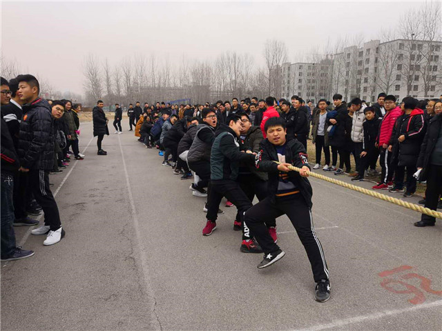 高二年级学生拔河比赛.jpg