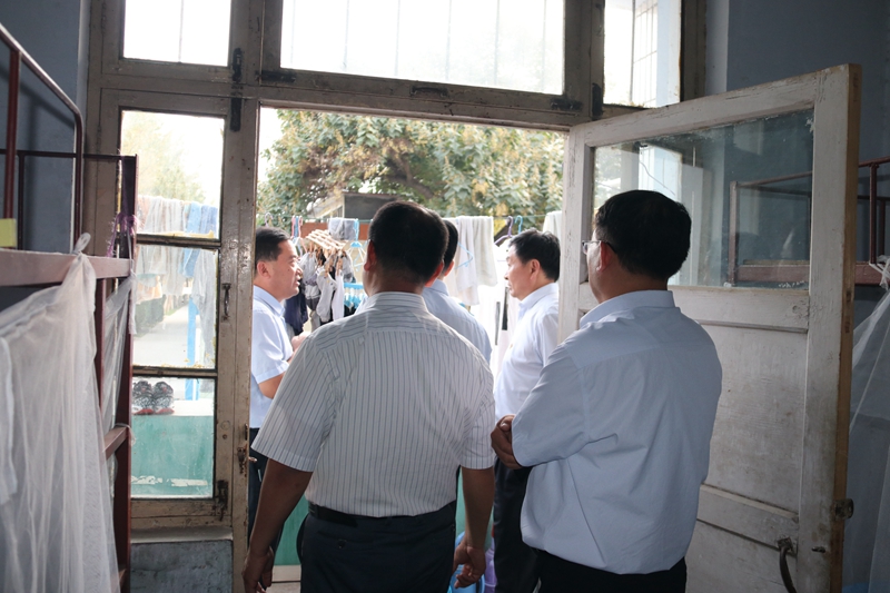 新泰市教体局局长新泰一中校长王振湖和新泰一中常务副校长张波等同志