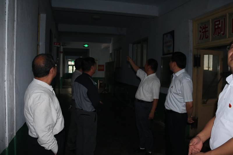 新泰市教体局局长新泰一中校长王振湖和新泰一中常务副校长张波等同志